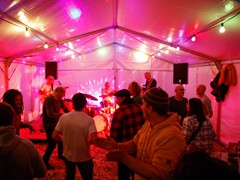 späte Runde im Zelt