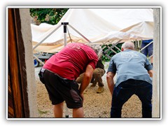 Es fängt zu nieseln an, Zelte müssen ran