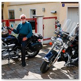 85 Jahre und noch solche Mopeds fahren: Respekt!!